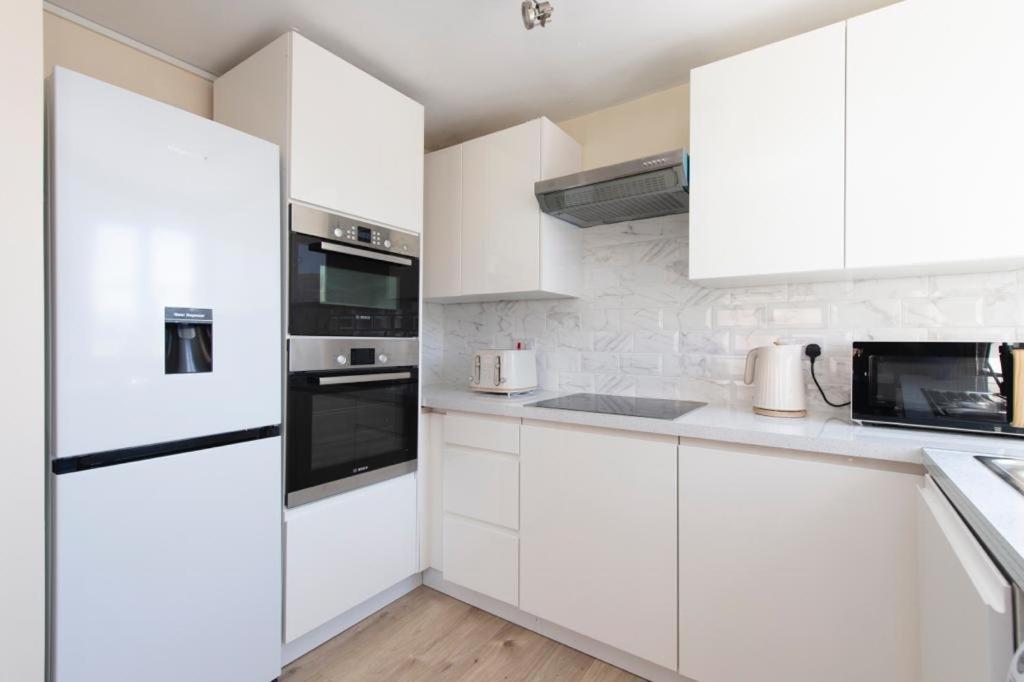 Modern 2 bed apartment 4 separate beds in Thamesmead view 3