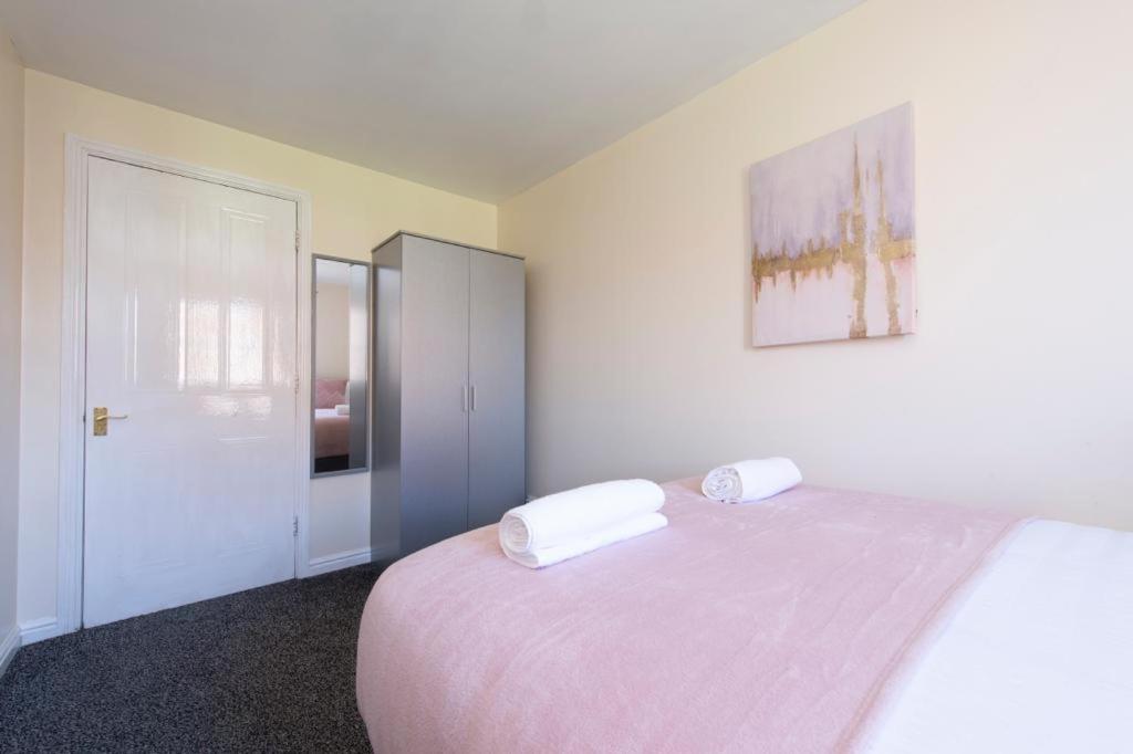 Modern 2 bed apartment 4 separate beds in Thamesmead view 4