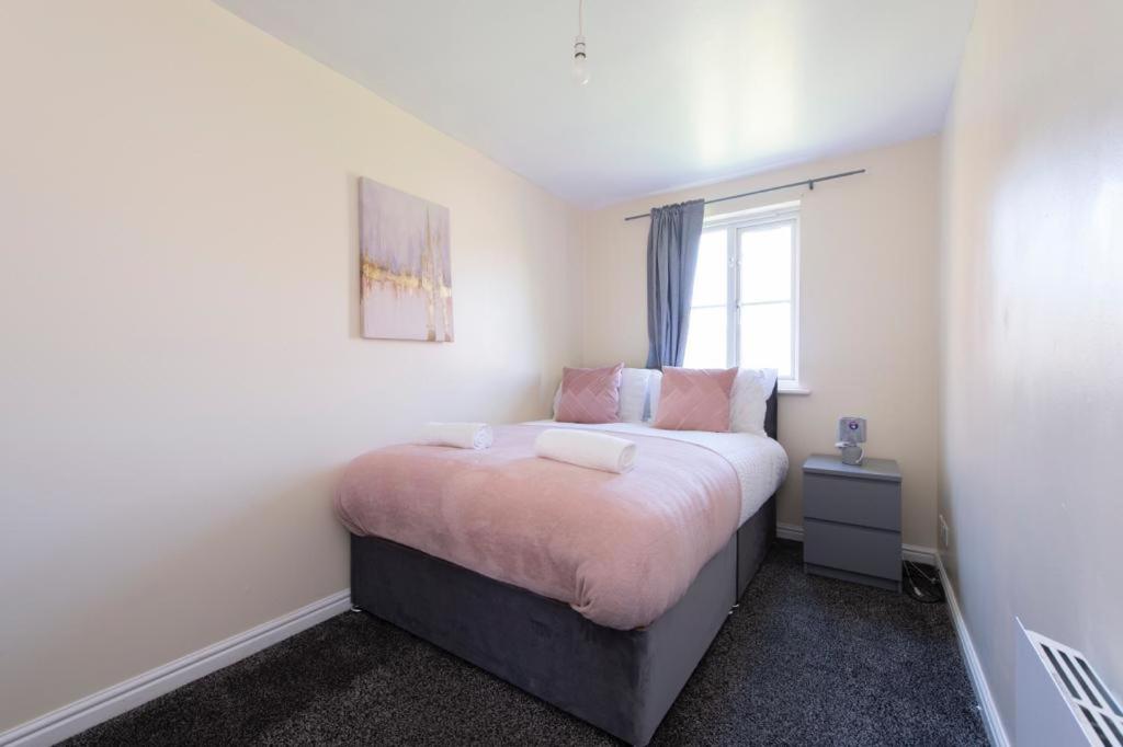 Modern 2 bed apartment 4 separate beds in Thamesmead view 5