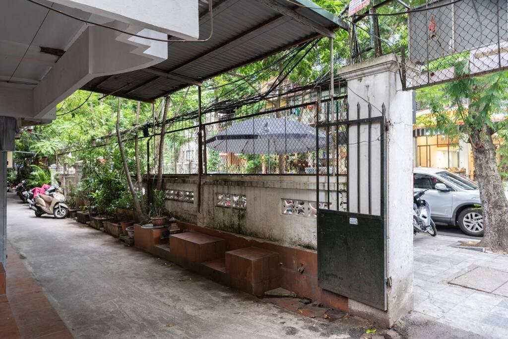 2 bedrooms - street view -5 mins to Old Quarter