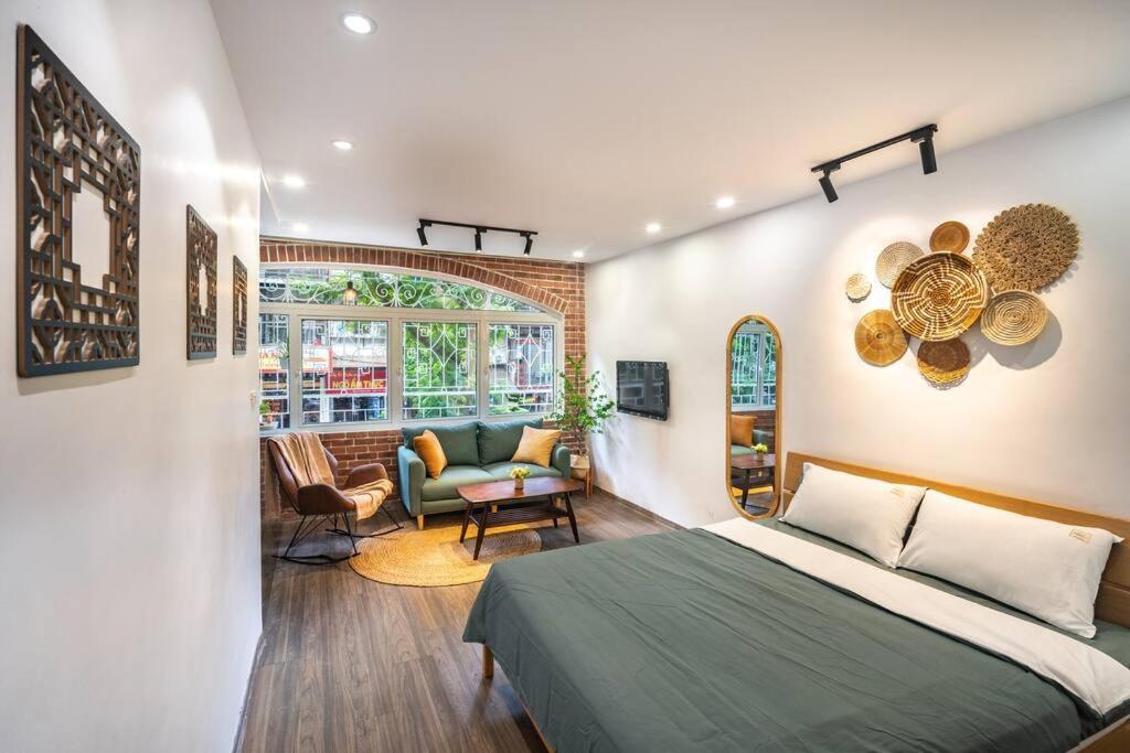 2 bedrooms - street view -5 mins to Old Quarter