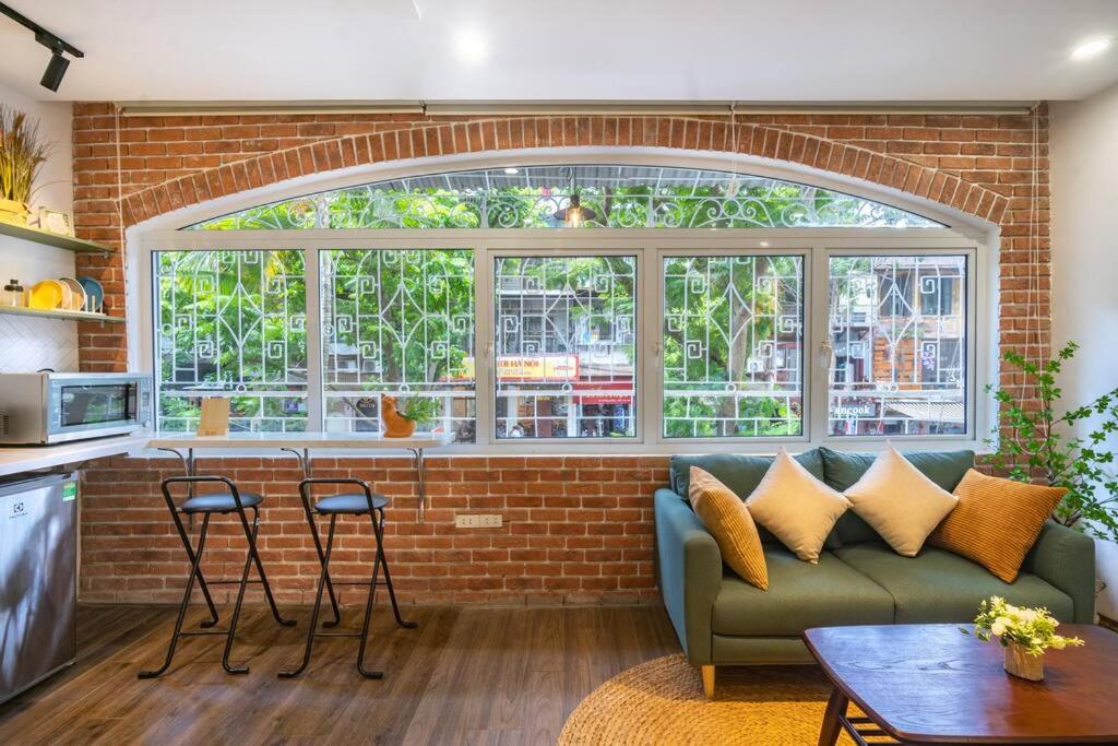 2 bedrooms - street view -5 mins to Old Quarter