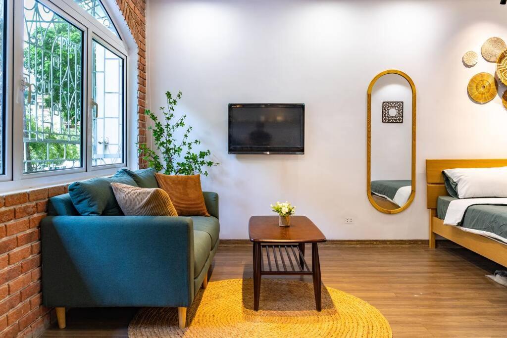 2 bedrooms - street view -5 mins to Old Quarter