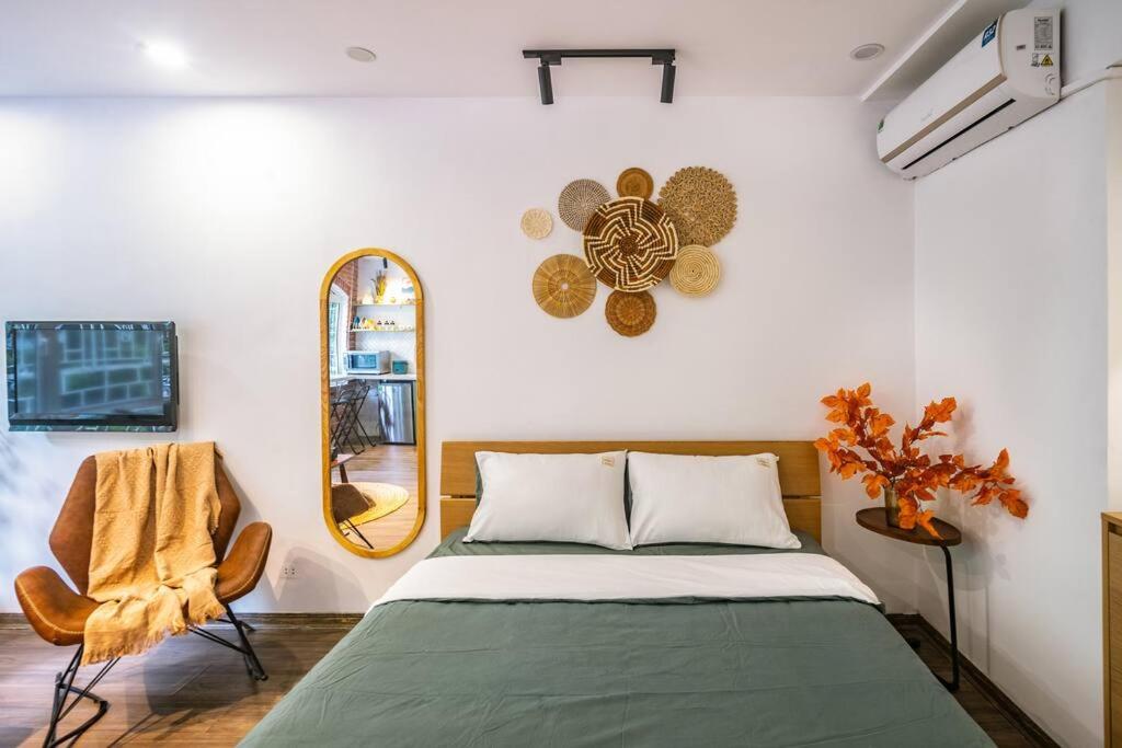 2 bedrooms - street view -5 mins to Old Quarter