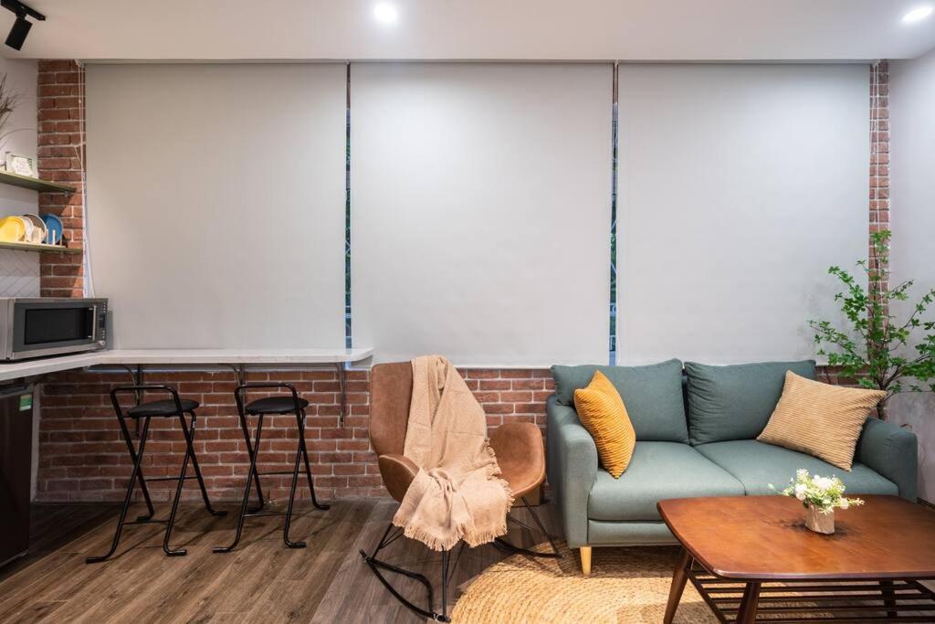 2 bedrooms - street view -5 mins to Old Quarter