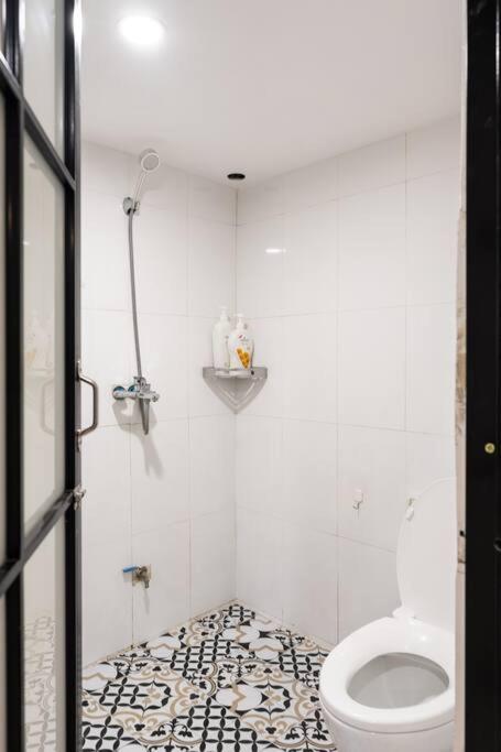2 bedrooms - street view -5 mins to Old Quarter