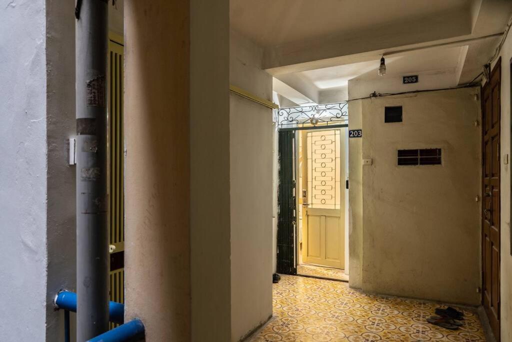 2 bedrooms - street view -5 mins to Old Quarter