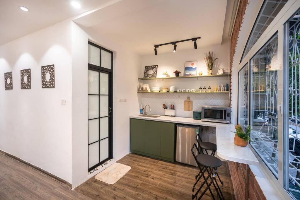 2 bedrooms - street view -5 mins to Old Quarter
