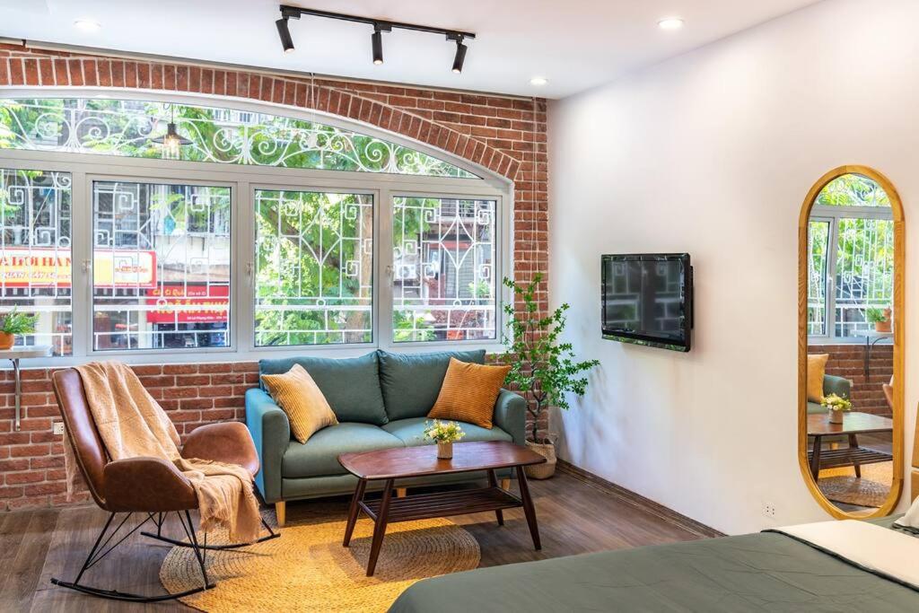 2 bedrooms - street view -5 mins to Old Quarter