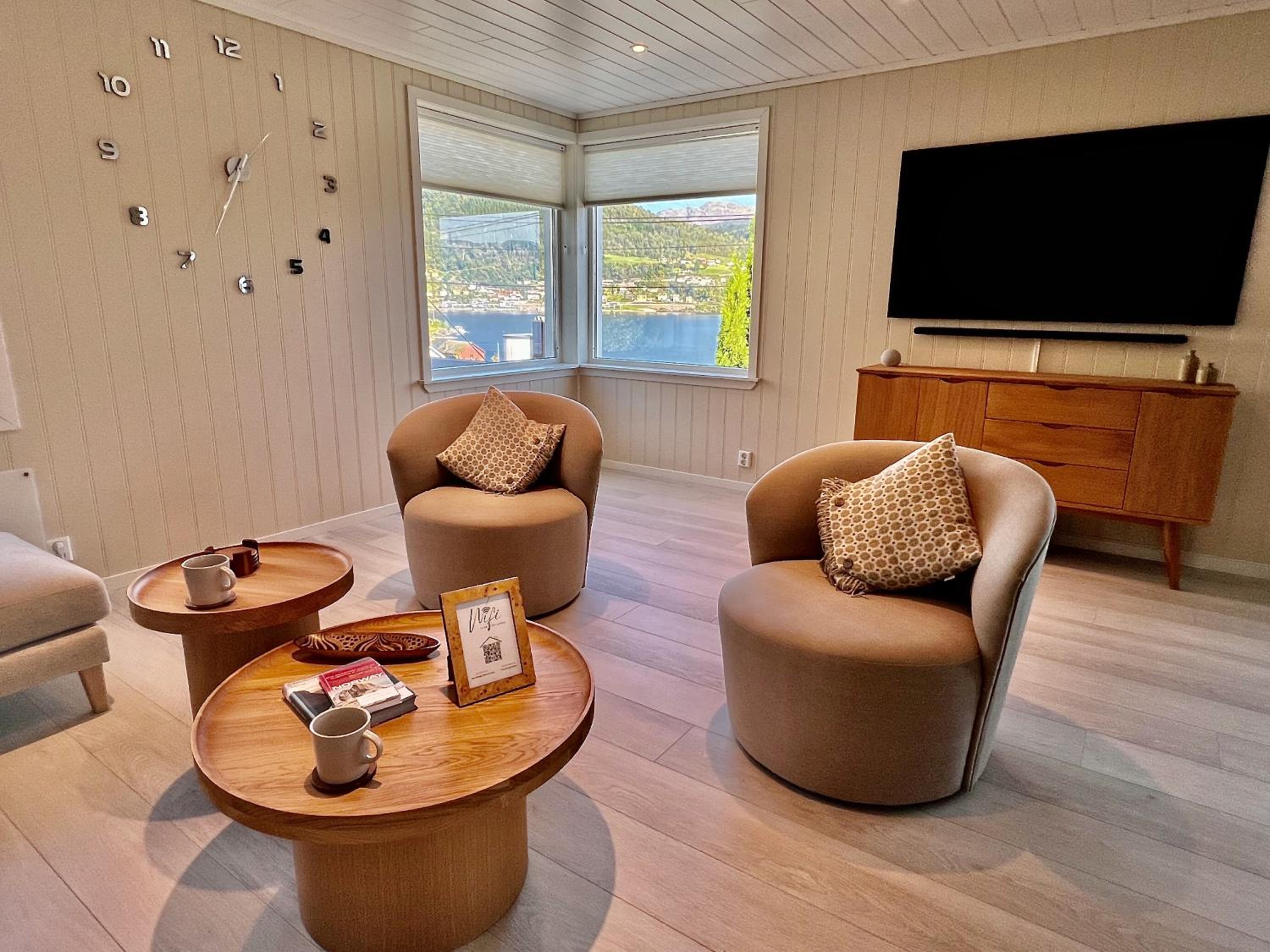 Hardangerfjord View - luxury fjord-side holiday home