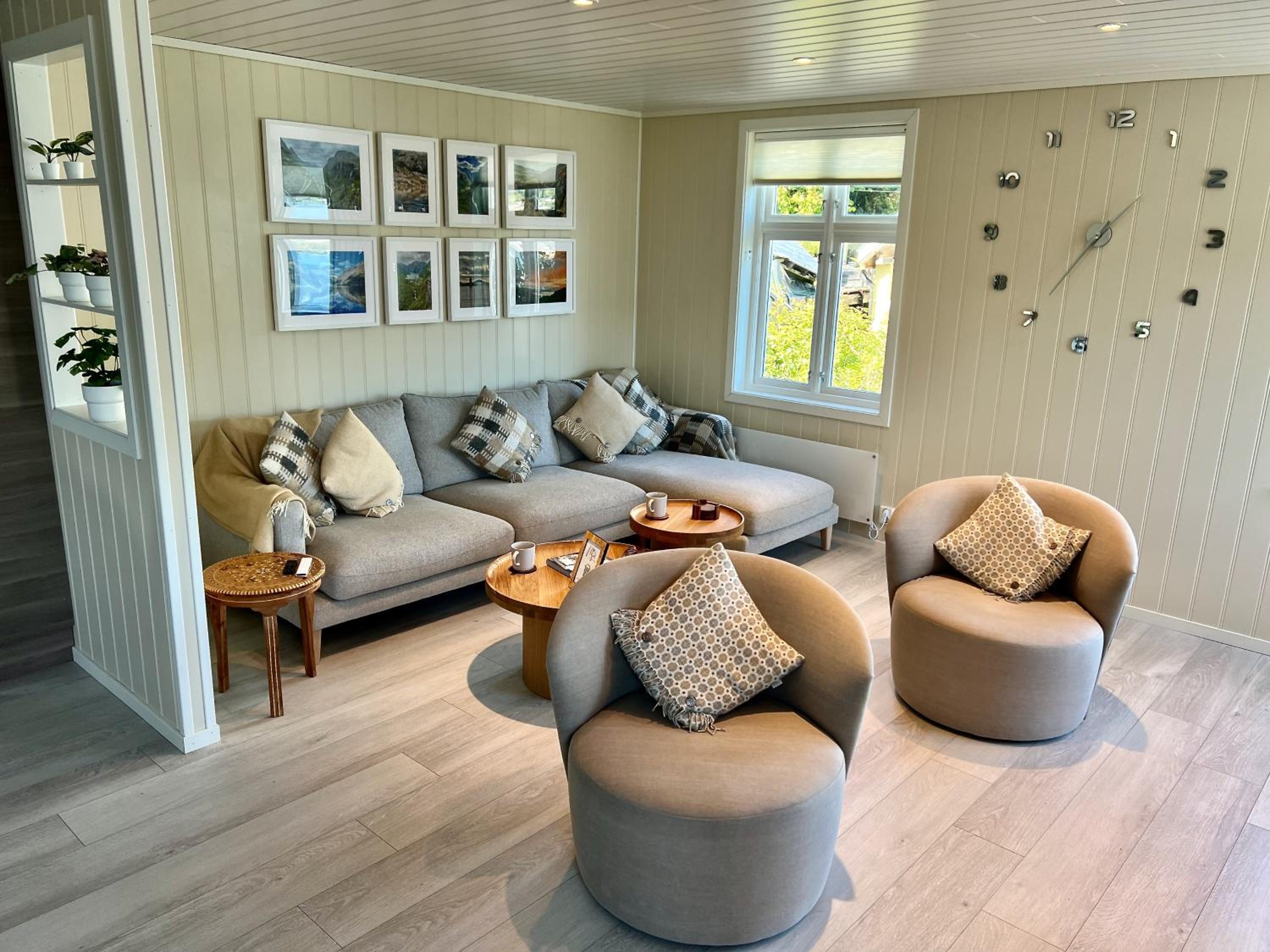 Hardangerfjord View - luxury fjord-side holiday home