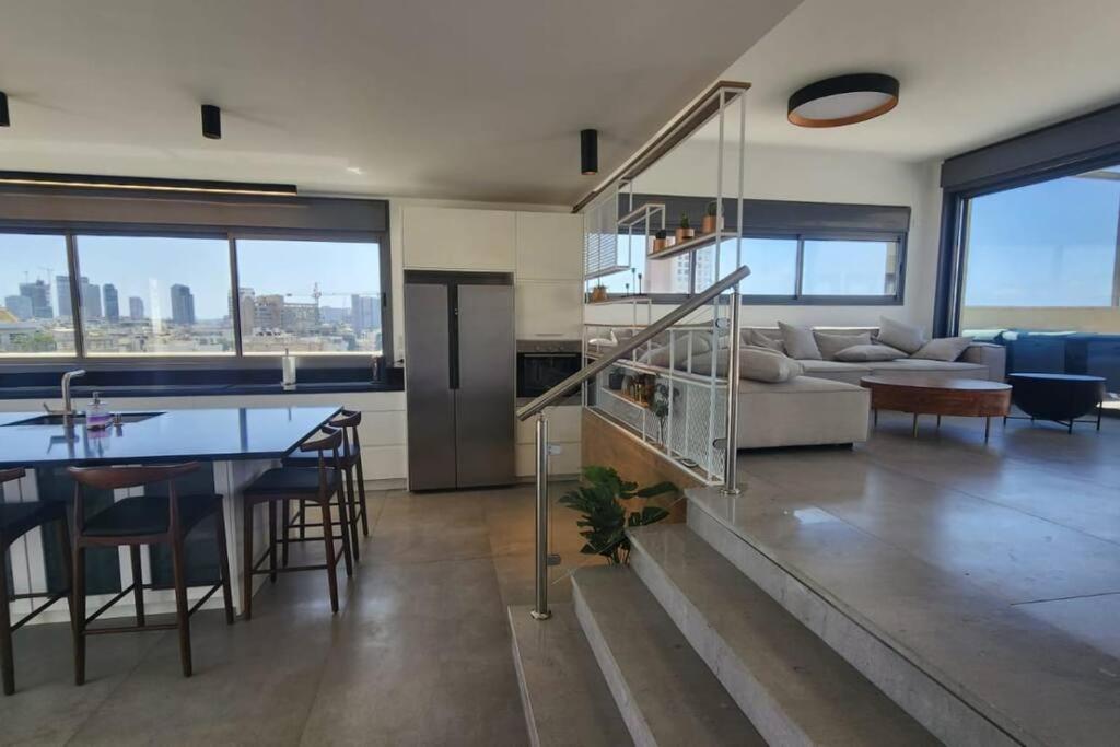 Penthouse Sea View in Ben Yehuda by HolyGuest