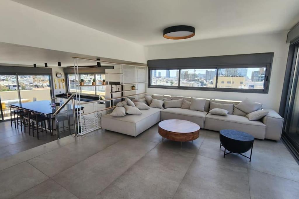 Penthouse Sea View in Ben Yehuda by HolyGuest