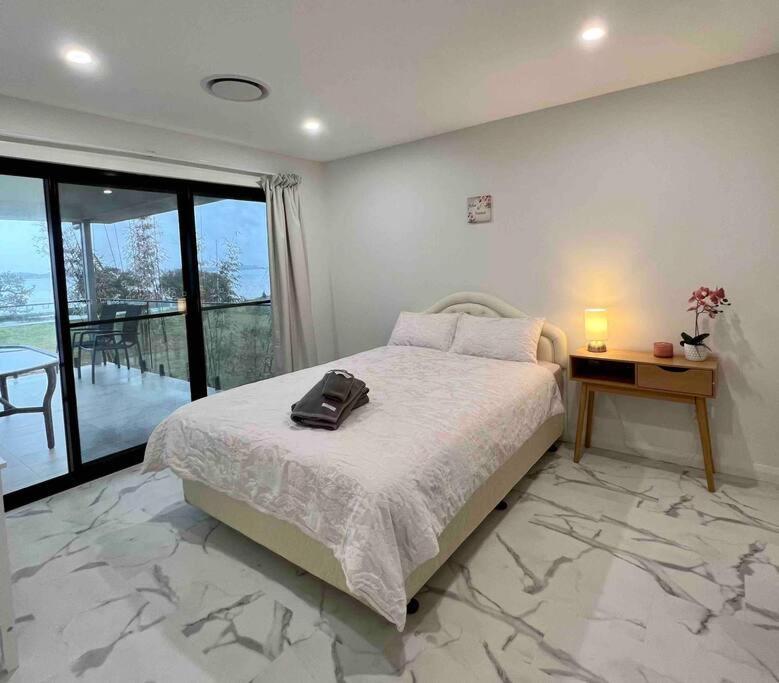 ABSOLUTE BEACHFRONT Port Stephens - Pindimar Beach House