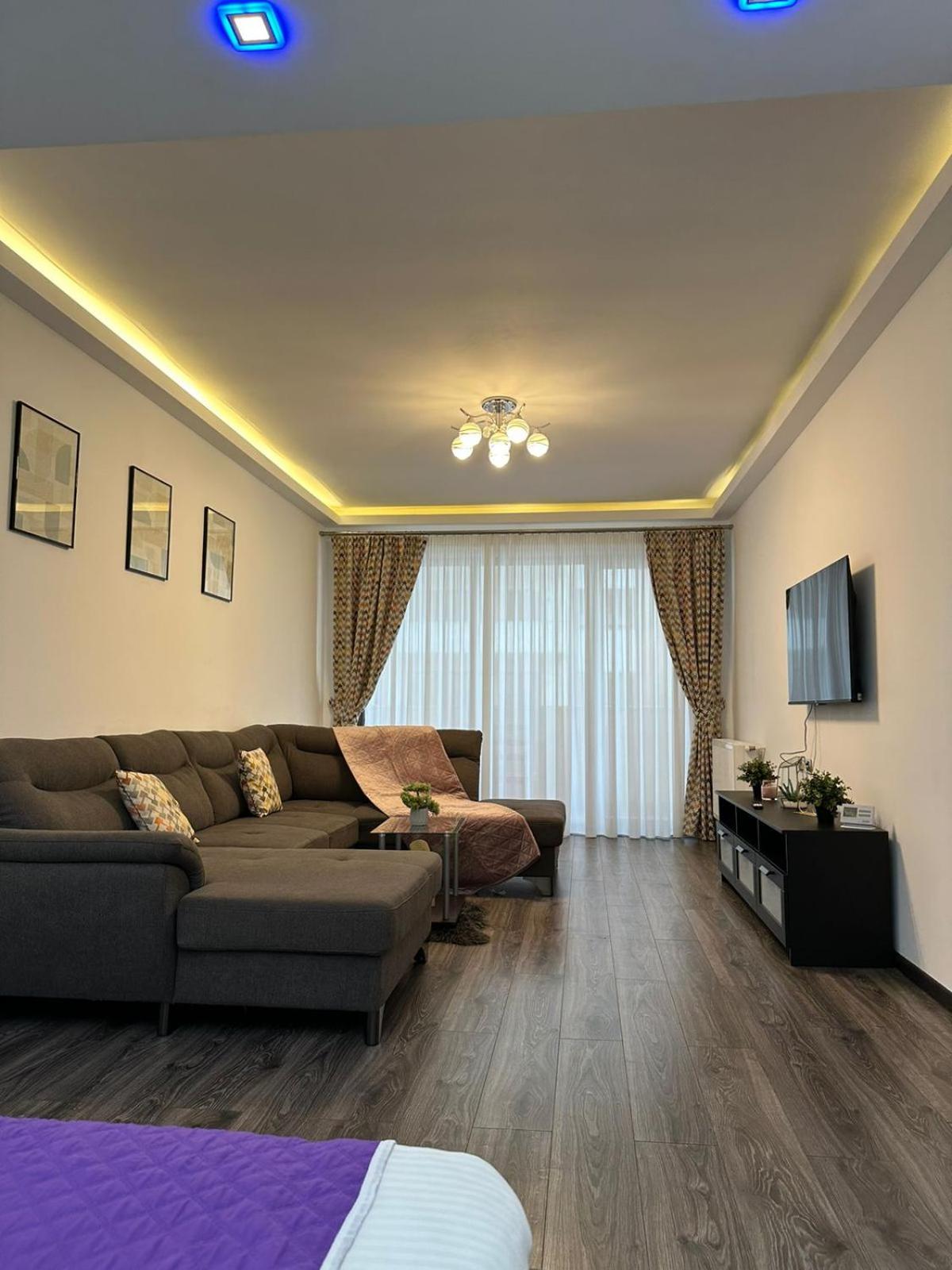 Luxury Apartments near Coresi Mall by GLAM - Parking Option view 2