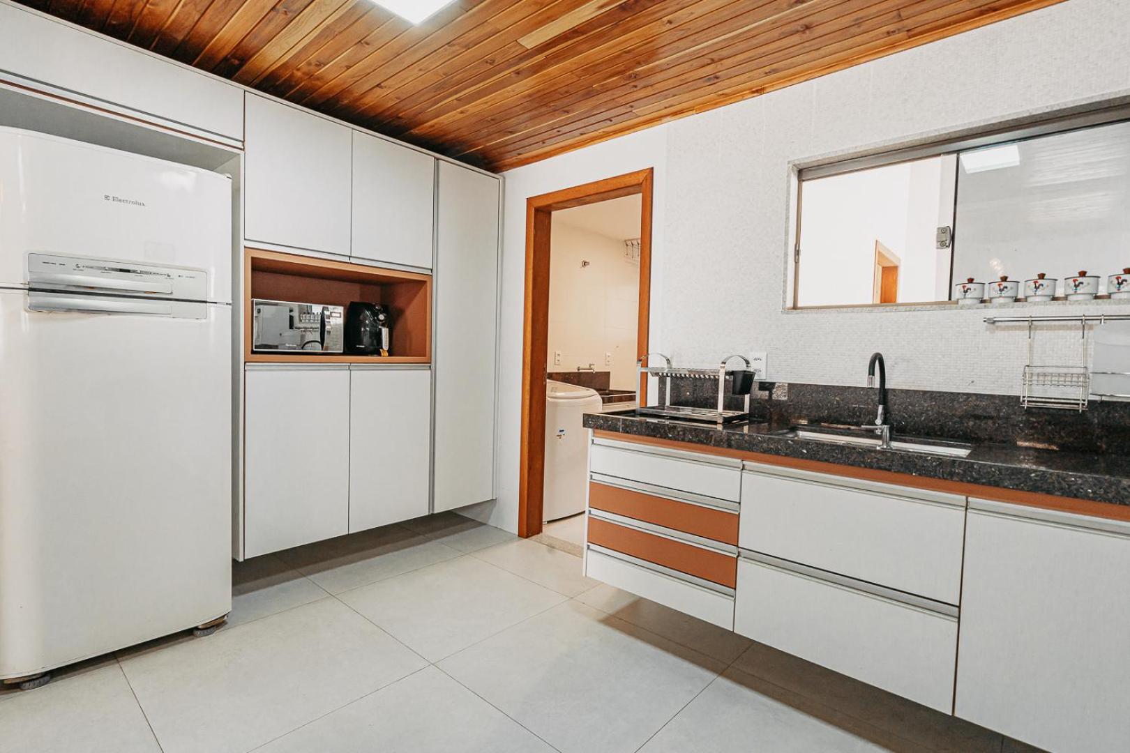 casadecastelhanos, Quadra do MAR de CASTELHANOS, 4 suítes com AR, Churrasqueira, Piscina, Hidromassagem, Cozinha INTEGRADA GOURMET Ideal para FAMÍLIA E AMI