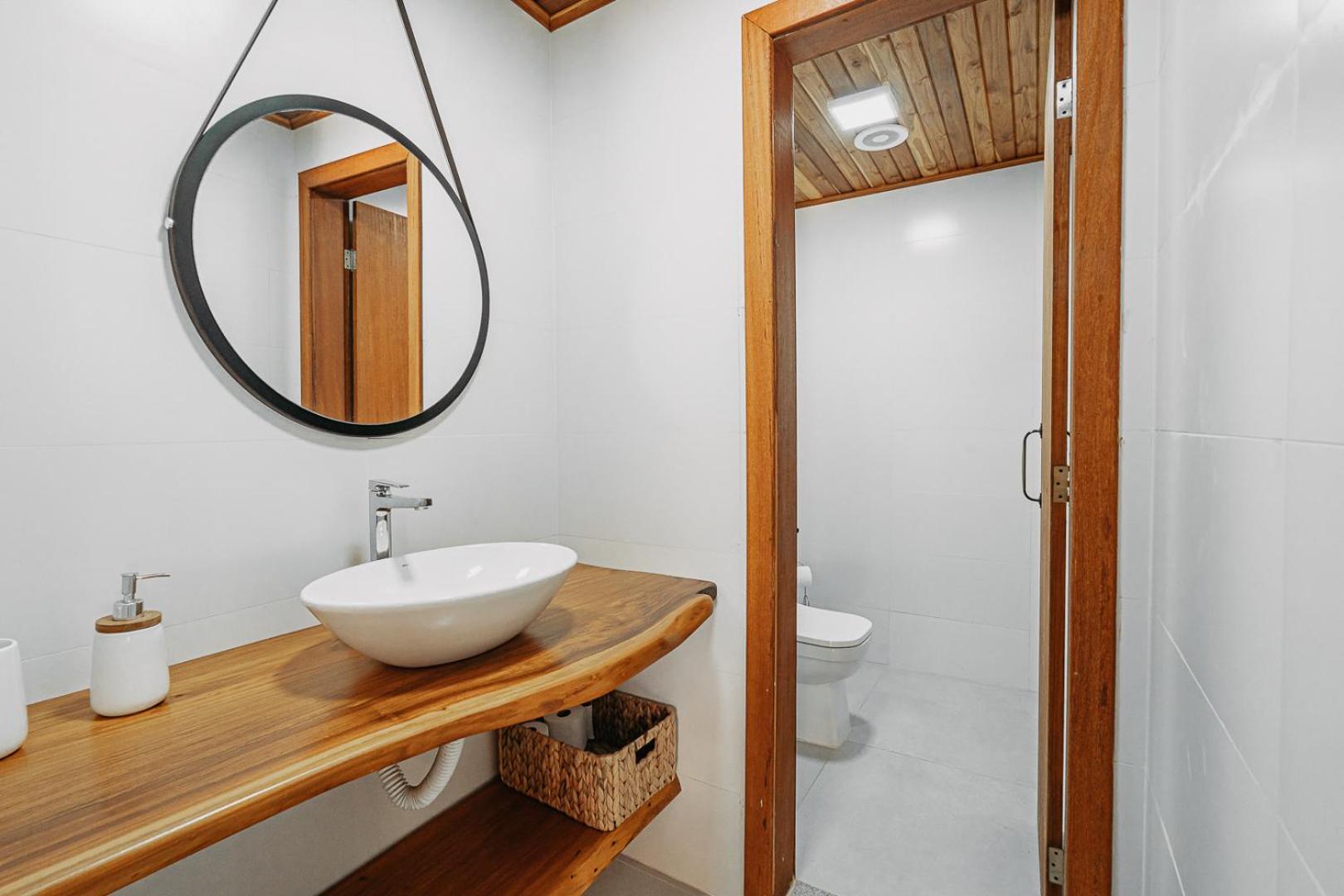 casadecastelhanos, Quadra do MAR de CASTELHANOS, 4 suítes com AR, Churrasqueira, Piscina, Hidromassagem, Cozinha INTEGRADA GOURMET Ideal para FAMÍLIA E AMI