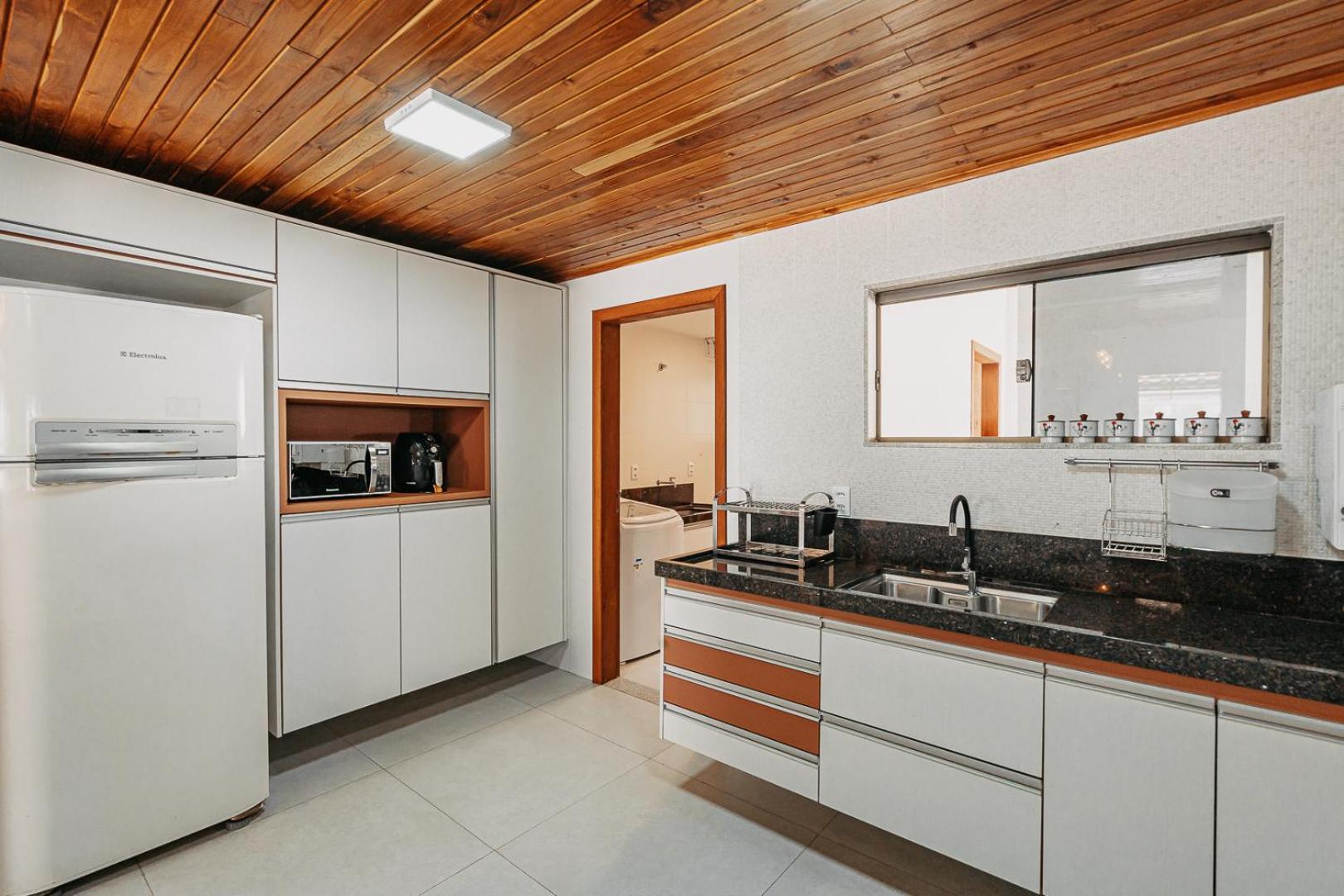 casadecastelhanos, Quadra do MAR de CASTELHANOS, 4 suítes com AR, Churrasqueira, Piscina, Hidromassagem, Cozinha INTEGRADA GOURMET Ideal para FAMÍLIA E AMI