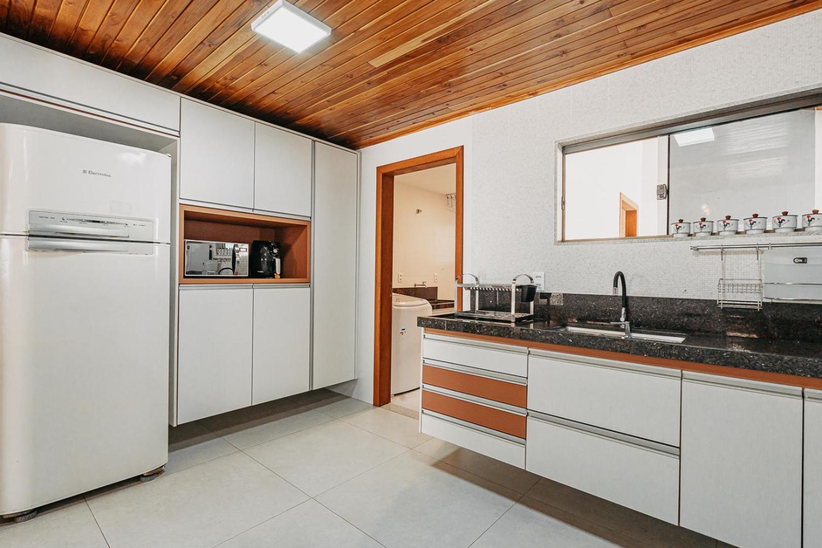 casadecastelhanos, Quadra do MAR de CASTELHANOS, 4 suítes com AR, Churrasqueira, Piscina, Hidromassagem, Cozinha INTEGRADA GOURMET Ideal para FAMÍLIA E AMI