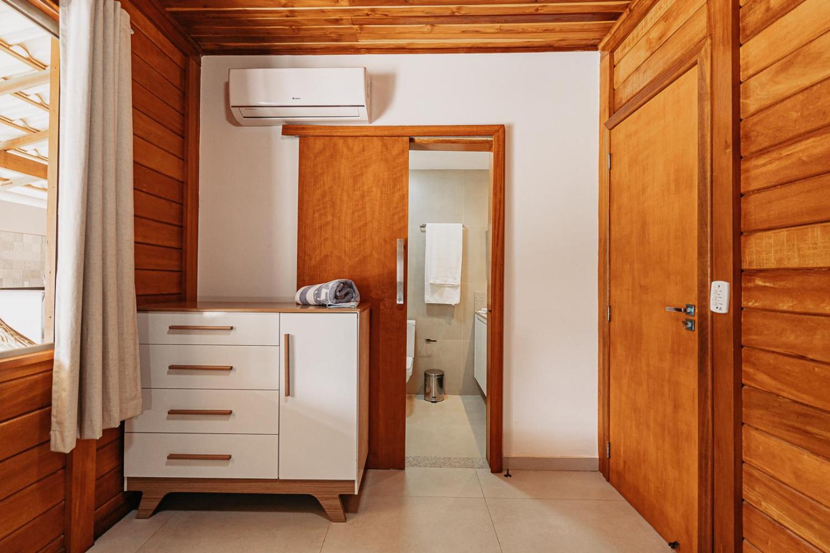 casadecastelhanos, Quadra do MAR de CASTELHANOS, 4 suítes com AR, Churrasqueira, Piscina, Hidromassagem, Cozinha INTEGRADA GOURMET Ideal para FAMÍLIA E AMI