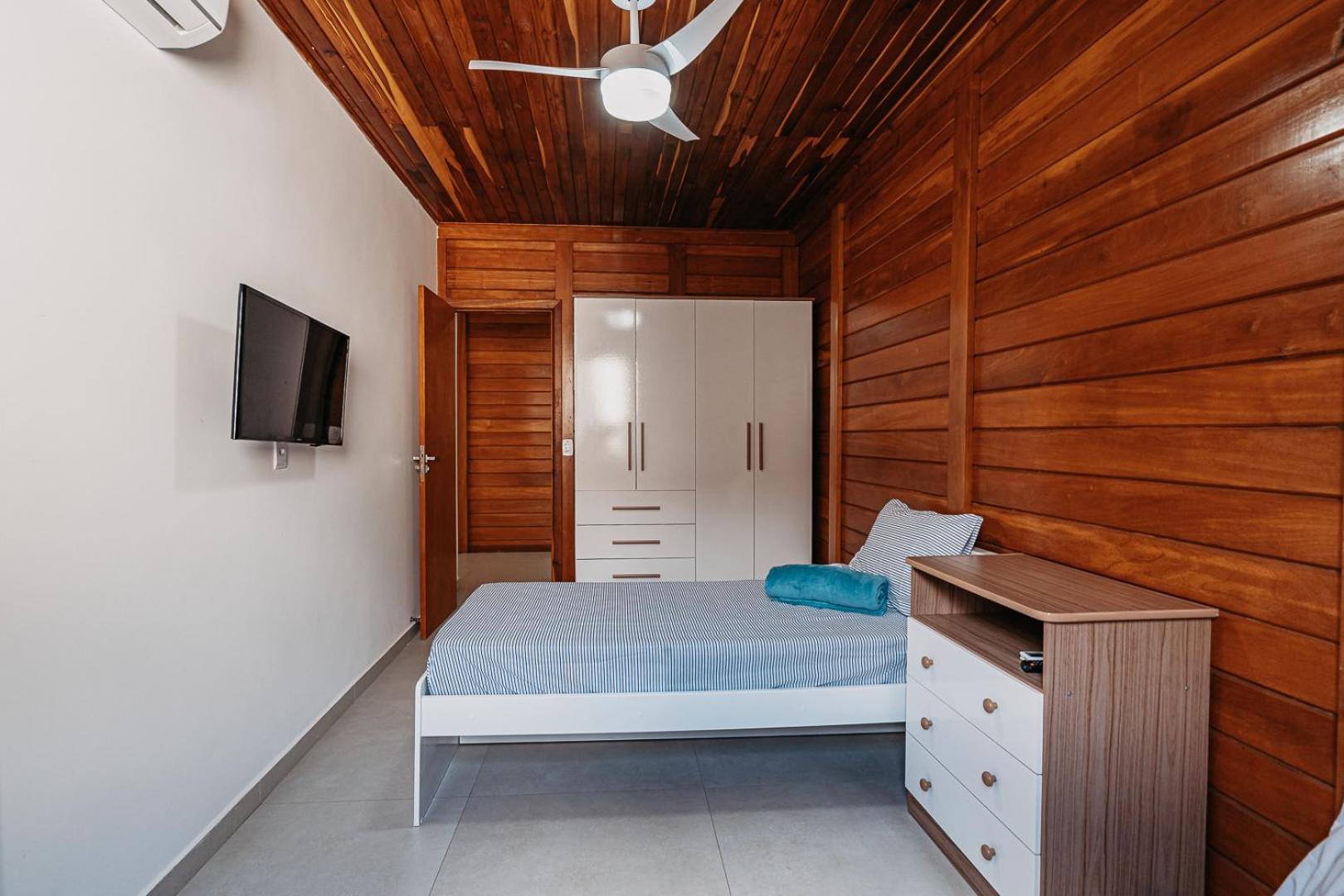 casadecastelhanos, Quadra do MAR de CASTELHANOS, 4 suítes com AR, Churrasqueira, Piscina, Hidromassagem, Cozinha INTEGRADA GOURMET Ideal para FAMÍLIA E AMI