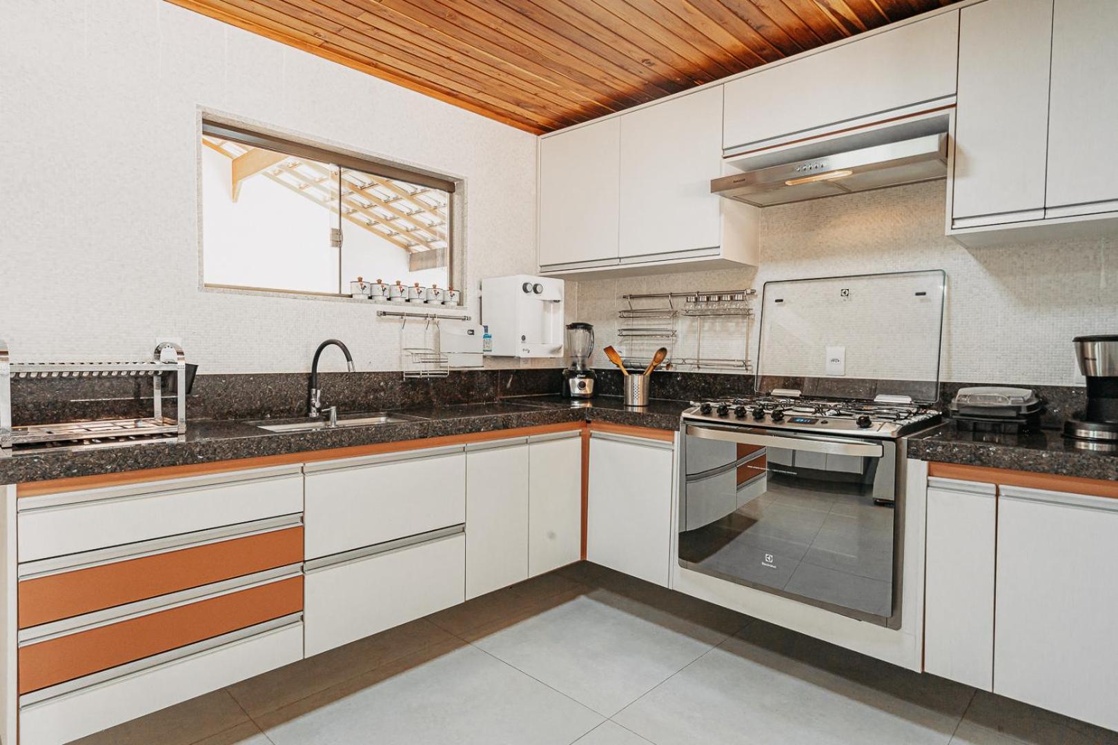 casadecastelhanos, Quadra do MAR de CASTELHANOS, 4 suítes com AR, Churrasqueira, Piscina, Hidromassagem, Cozinha INTEGRADA GOURMET Ideal para FAMÍLIA E AMI