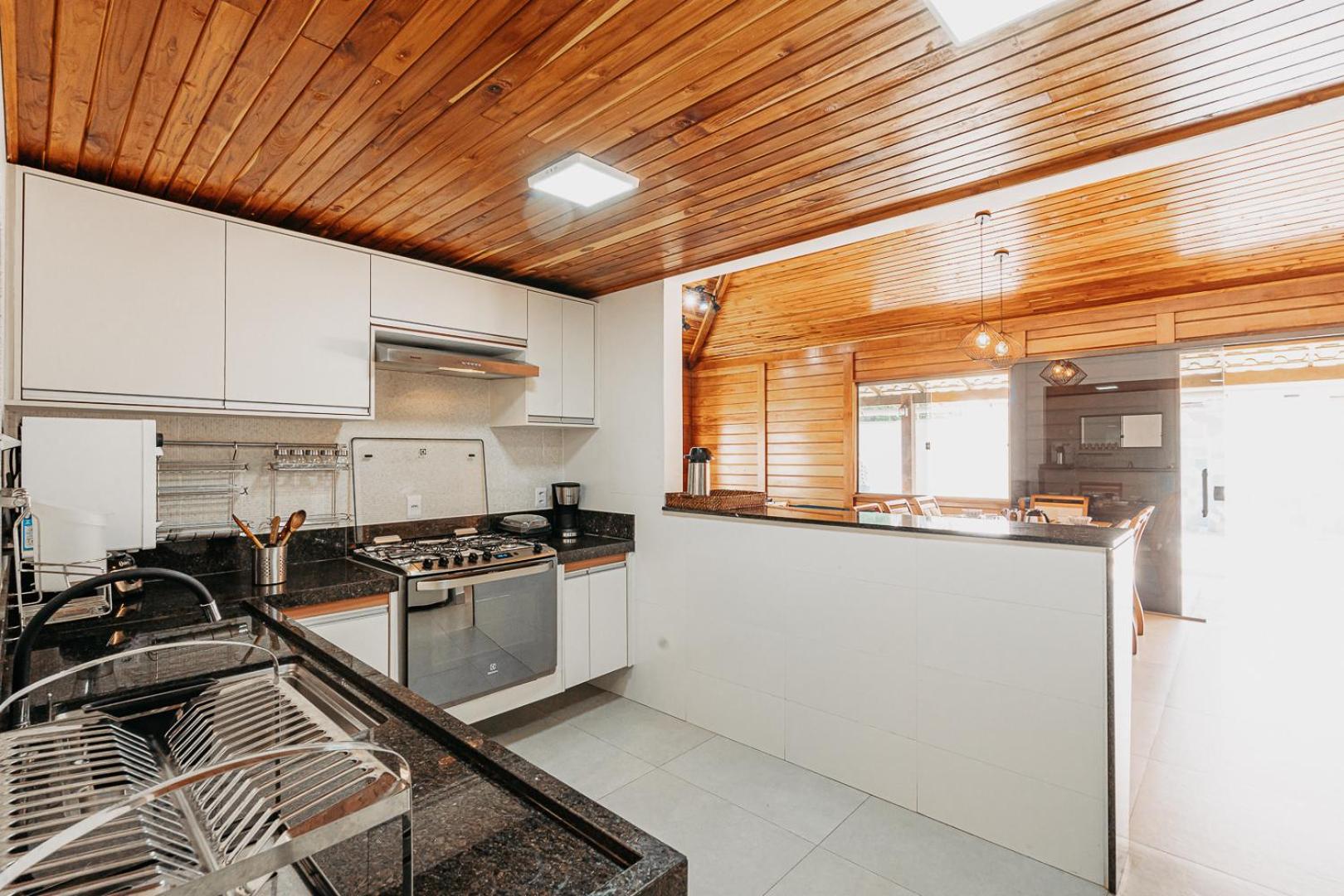 casadecastelhanos, Quadra do MAR de CASTELHANOS, 4 suítes com AR, Churrasqueira, Piscina, Hidromassagem, Cozinha INTEGRADA GOURMET Ideal para FAMÍLIA E AMI