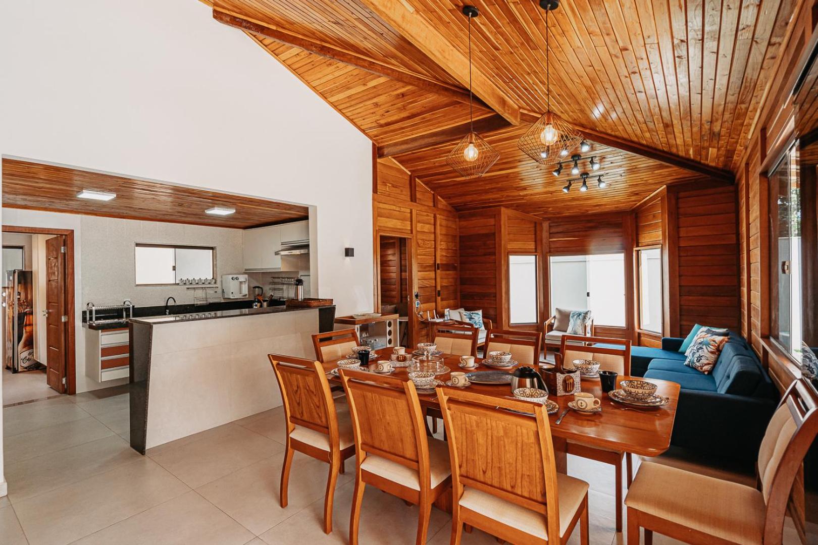 casadecastelhanos, Quadra do MAR de CASTELHANOS, 4 suítes com AR, Churrasqueira, Piscina, Hidromassagem, Cozinha INTEGRADA GOURMET Ideal para FAMÍLIA E AMI