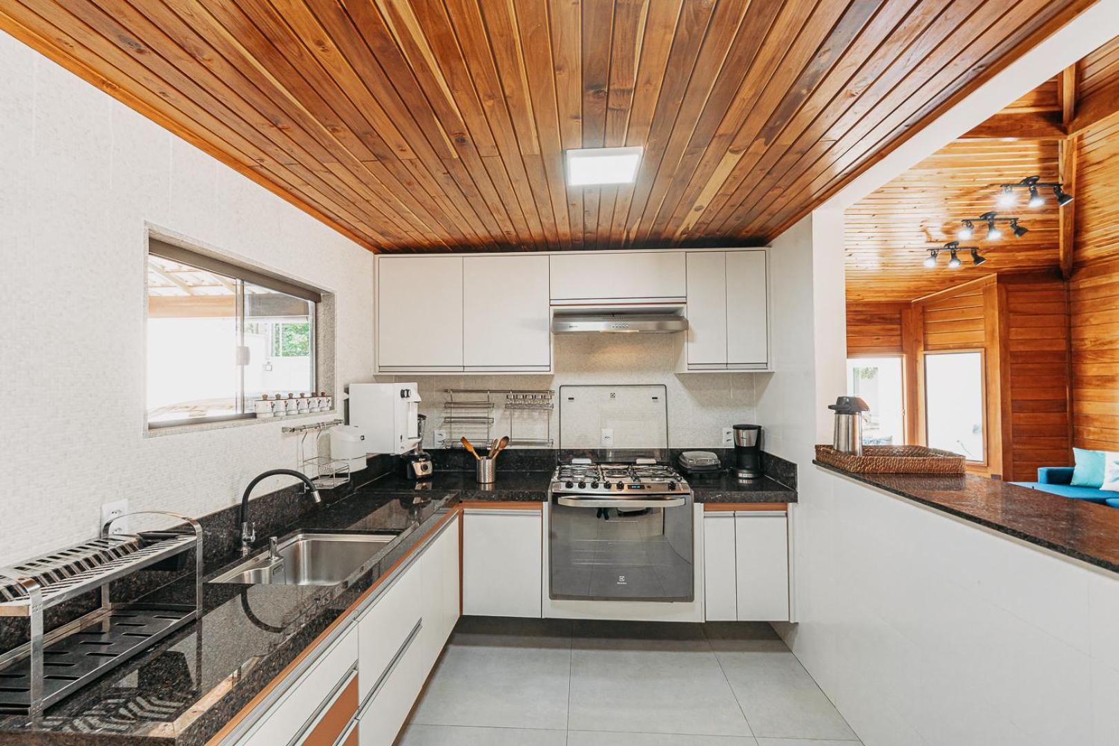 casadecastelhanos, Quadra do MAR de CASTELHANOS, 4 suítes com AR, Churrasqueira, Piscina, Hidromassagem, Cozinha INTEGRADA GOURMET Ideal para FAMÍLIA E AMI
