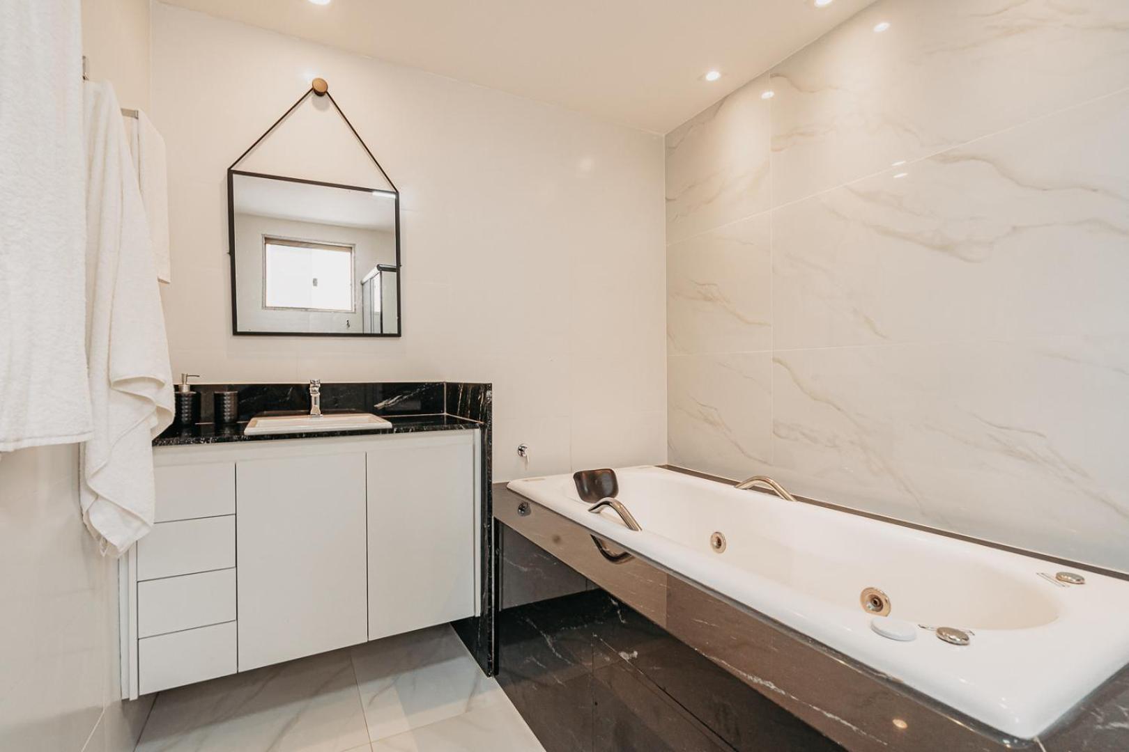 casadecastelhanos, Quadra do MAR de CASTELHANOS, 4 suítes com AR, Churrasqueira, Piscina, Hidromassagem, Cozinha INTEGRADA GOURMET Ideal para FAMÍLIA E AMI