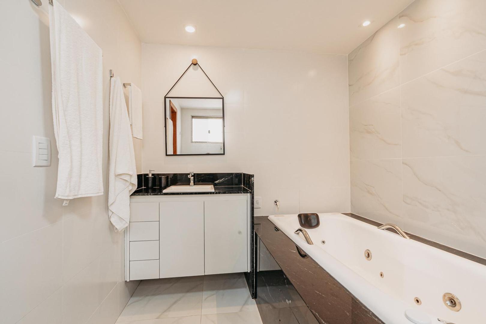 casadecastelhanos, Quadra do MAR de CASTELHANOS, 4 suítes com AR, Churrasqueira, Piscina, Hidromassagem, Cozinha INTEGRADA GOURMET Ideal para FAMÍLIA E AMI