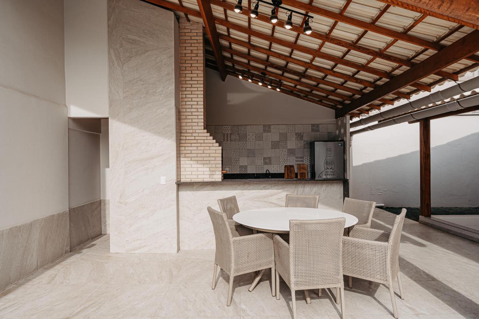casadecastelhanos, Quadra do MAR de CASTELHANOS, 4 suítes com AR, Churrasqueira, Piscina, Hidromassagem, Cozinha INTEGRADA GOURMET Ideal para FAMÍLIA E AMI