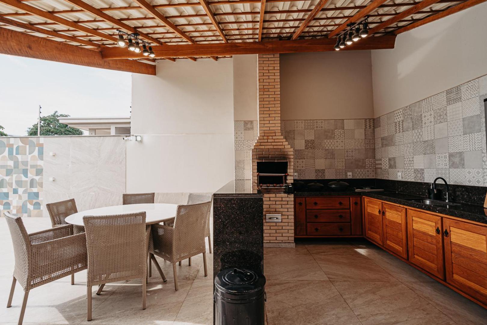 casadecastelhanos, Quadra do MAR de CASTELHANOS, 4 suítes com AR, Churrasqueira, Piscina, Hidromassagem, Cozinha INTEGRADA GOURMET Ideal para FAMÍLIA E AMI