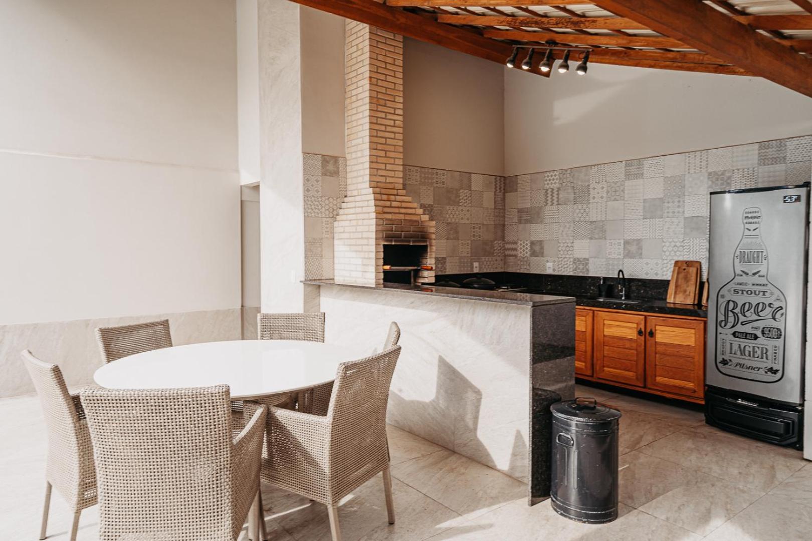casadecastelhanos, Quadra do MAR de CASTELHANOS, 4 suítes com AR, Churrasqueira, Piscina, Hidromassagem, Cozinha INTEGRADA GOURMET Ideal para FAMÍLIA E AMI