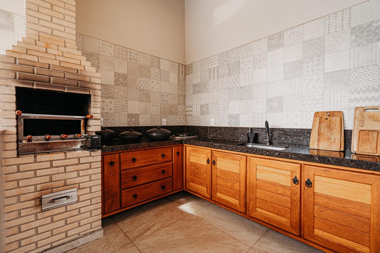 casadecastelhanos, Quadra do MAR de CASTELHANOS, 4 suítes com AR, Churrasqueira, Piscina, Hidromassagem, Cozinha INTEGRADA GOURMET Ideal para FAMÍLIA E AMI