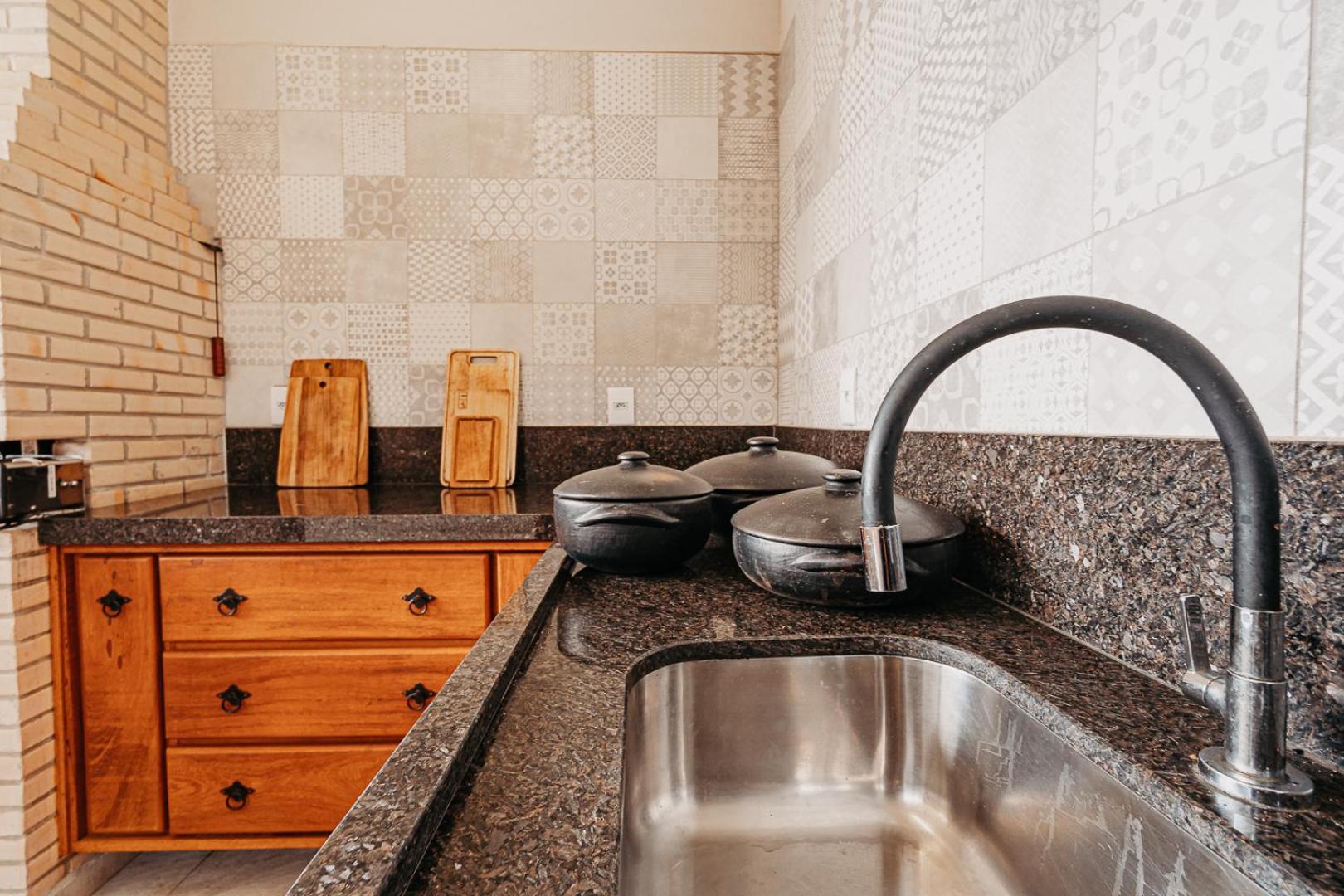casadecastelhanos, Quadra do MAR de CASTELHANOS, 4 suítes com AR, Churrasqueira, Piscina, Hidromassagem, Cozinha INTEGRADA GOURMET Ideal para FAMÍLIA E AMI