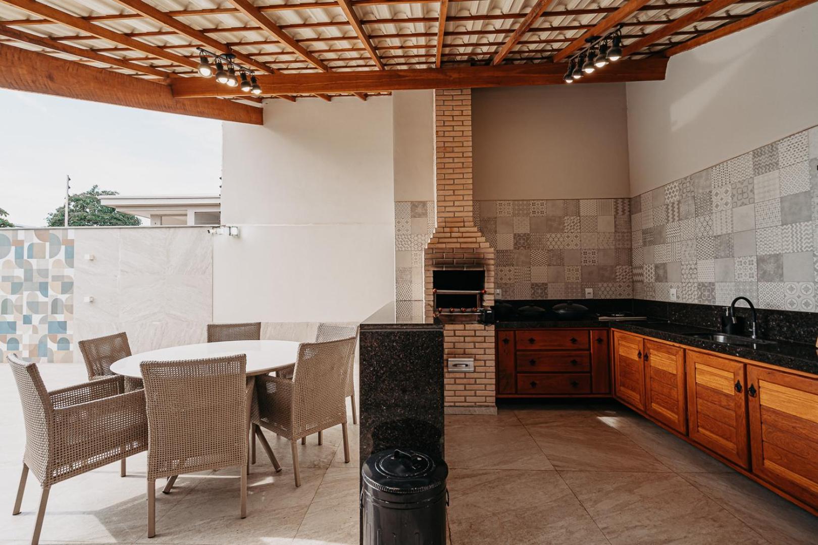 casadecastelhanos, Quadra do MAR de CASTELHANOS, 4 suítes com AR, Churrasqueira, Piscina, Hidromassagem, Cozinha INTEGRADA GOURMET Ideal para FAMÍLIA E AMI