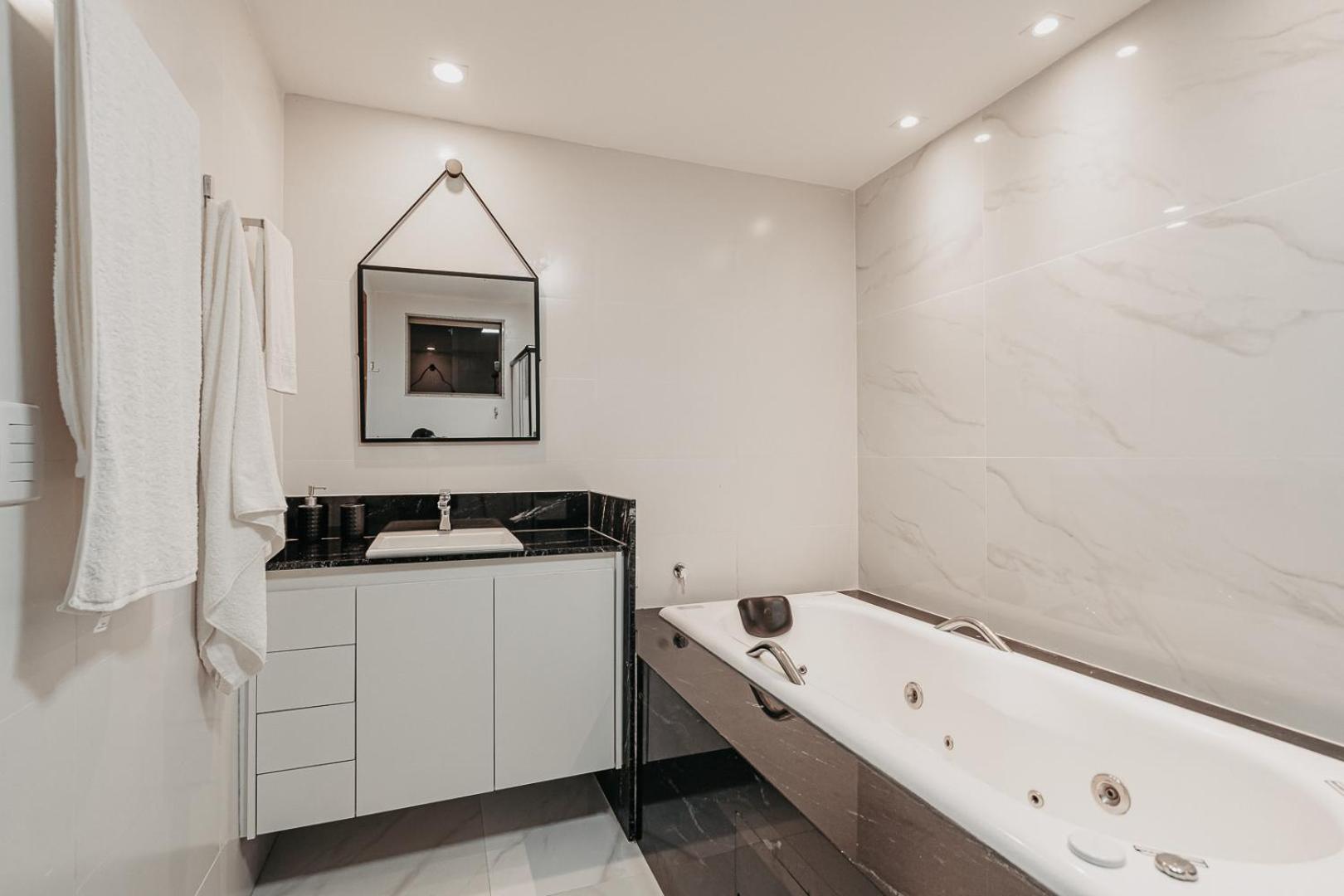 casadecastelhanos, Quadra do MAR de CASTELHANOS, 4 suítes com AR, Churrasqueira, Piscina, Hidromassagem, Cozinha INTEGRADA GOURMET Ideal para FAMÍLIA E AMI