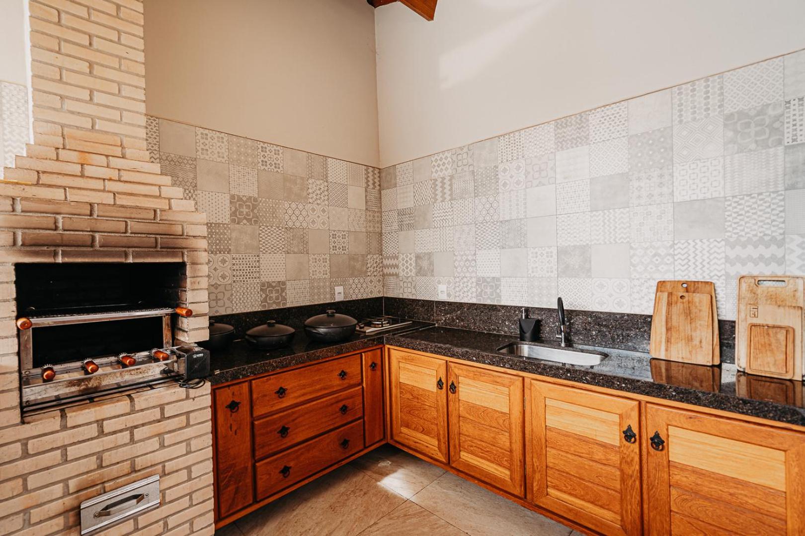 casadecastelhanos, Quadra do MAR de CASTELHANOS, 4 suítes com AR, Churrasqueira, Piscina, Hidromassagem, Cozinha INTEGRADA GOURMET Ideal para FAMÍLIA E AMI