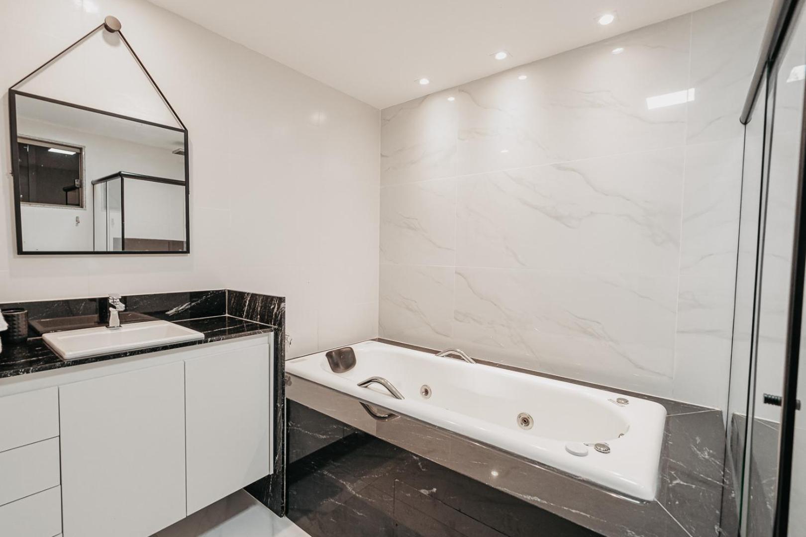 casadecastelhanos, Quadra do MAR de CASTELHANOS, 4 suítes com AR, Churrasqueira, Piscina, Hidromassagem, Cozinha INTEGRADA GOURMET Ideal para FAMÍLIA E AMI