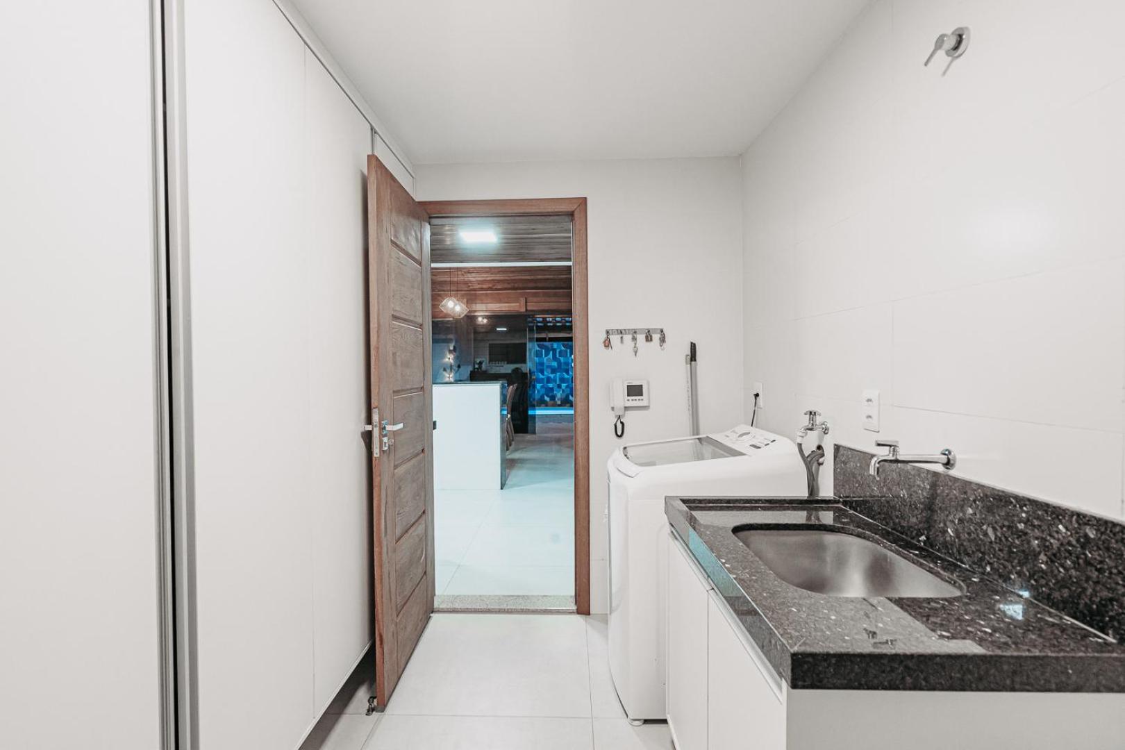 casadecastelhanos, Quadra do MAR de CASTELHANOS, 4 suítes com AR, Churrasqueira, Piscina, Hidromassagem, Cozinha INTEGRADA GOURMET Ideal para FAMÍLIA E AMI