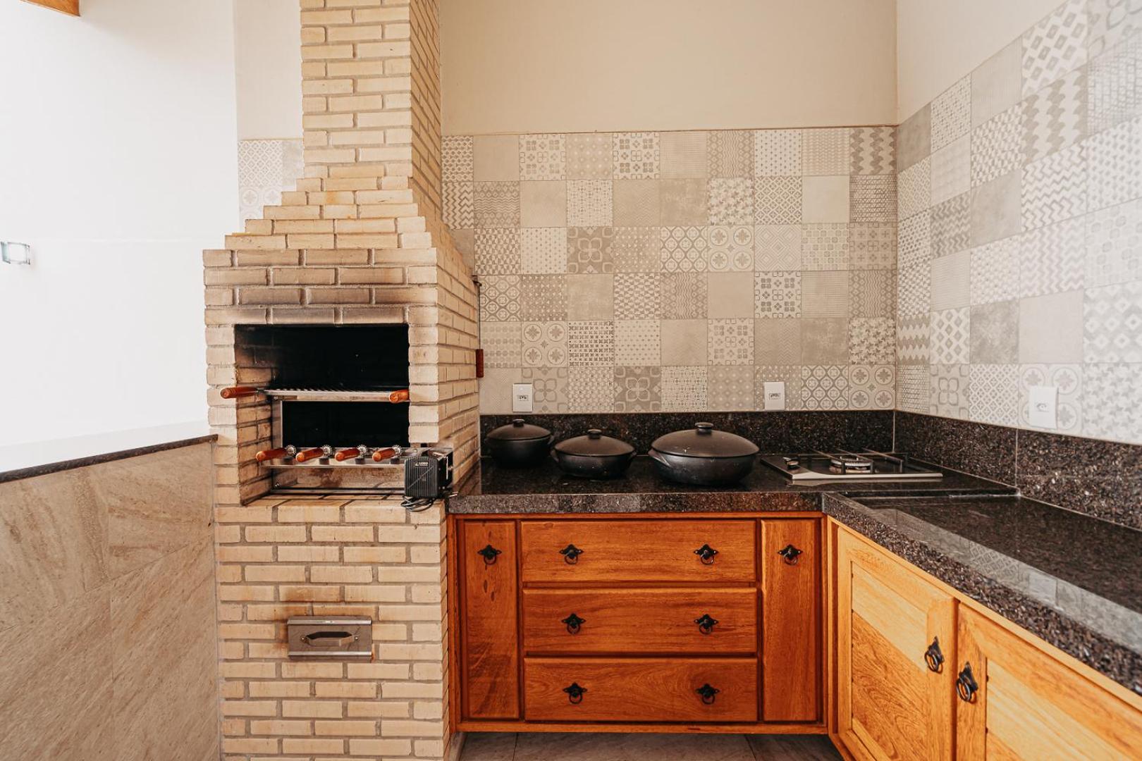 casadecastelhanos, Quadra do MAR de CASTELHANOS, 4 suítes com AR, Churrasqueira, Piscina, Hidromassagem, Cozinha INTEGRADA GOURMET Ideal para FAMÍLIA E AMI