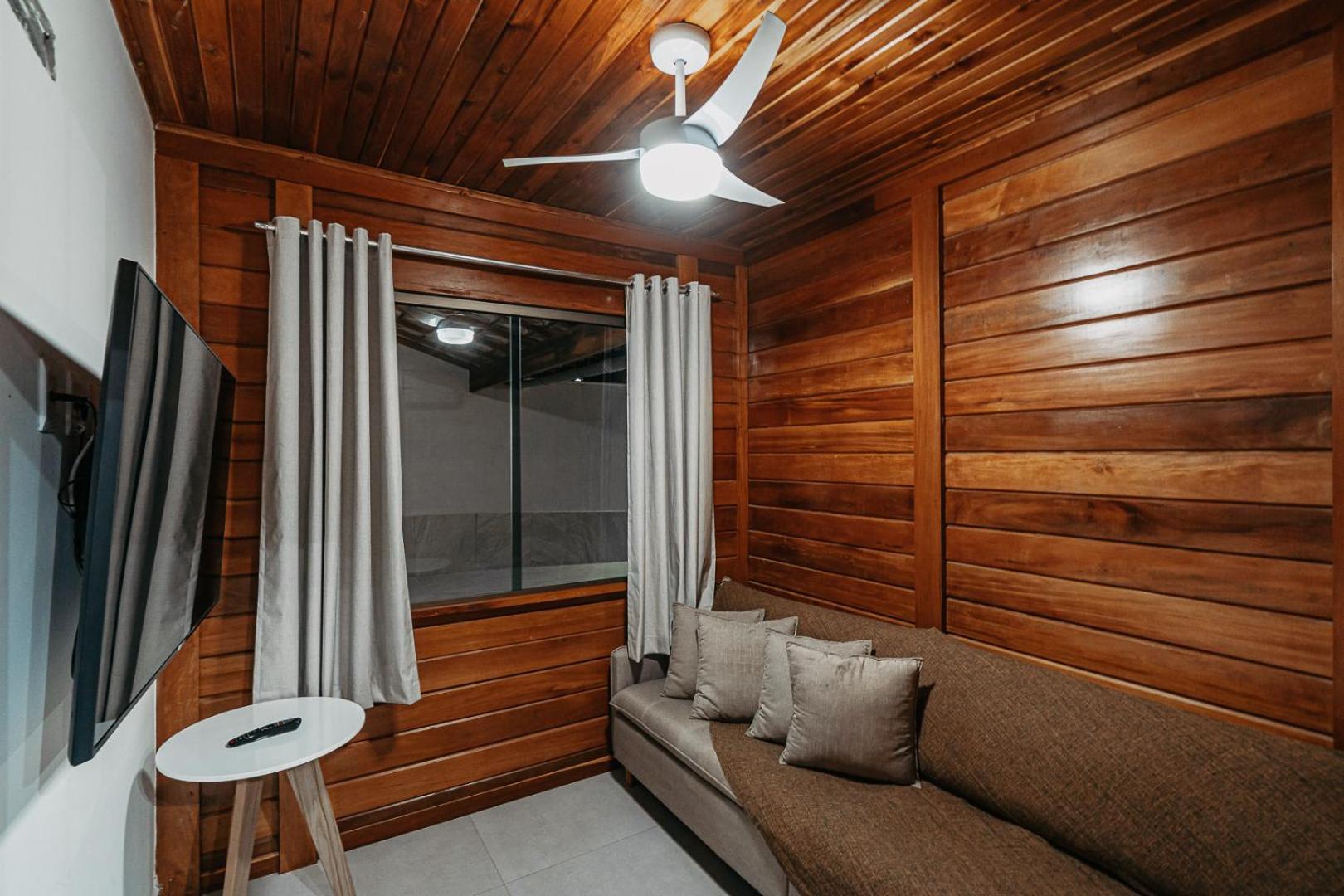 casadecastelhanos, Quadra do MAR de CASTELHANOS, 4 suítes com AR, Churrasqueira, Piscina, Hidromassagem, Cozinha INTEGRADA GOURMET Ideal para FAMÍLIA E AMI