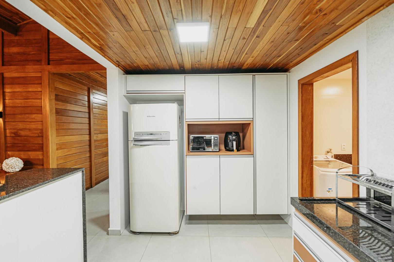 casadecastelhanos, Quadra do MAR de CASTELHANOS, 4 suítes com AR, Churrasqueira, Piscina, Hidromassagem, Cozinha INTEGRADA GOURMET Ideal para FAMÍLIA E AMI