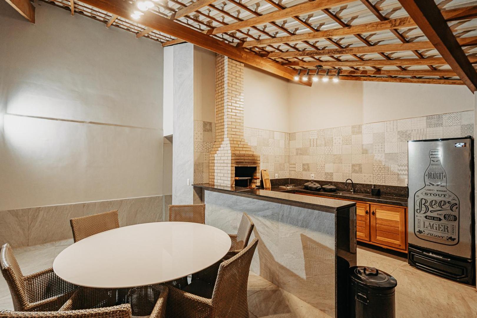 casadecastelhanos, Quadra do MAR de CASTELHANOS, 4 suítes com AR, Churrasqueira, Piscina, Hidromassagem, Cozinha INTEGRADA GOURMET Ideal para FAMÍLIA E AMI