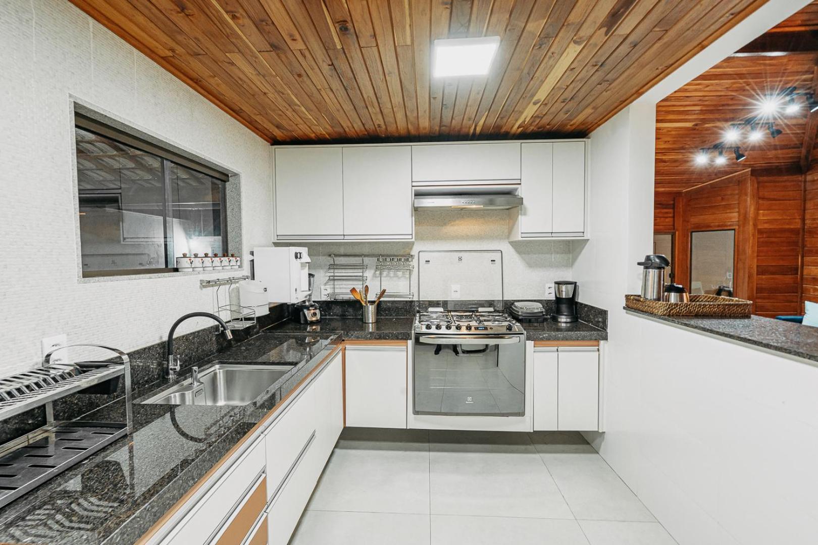 casadecastelhanos, Quadra do MAR de CASTELHANOS, 4 suítes com AR, Churrasqueira, Piscina, Hidromassagem, Cozinha INTEGRADA GOURMET Ideal para FAMÍLIA E AMI