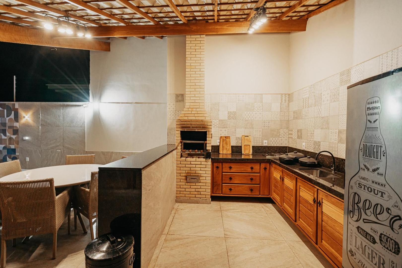 casadecastelhanos, Quadra do MAR de CASTELHANOS, 4 suítes com AR, Churrasqueira, Piscina, Hidromassagem, Cozinha INTEGRADA GOURMET Ideal para FAMÍLIA E AMI