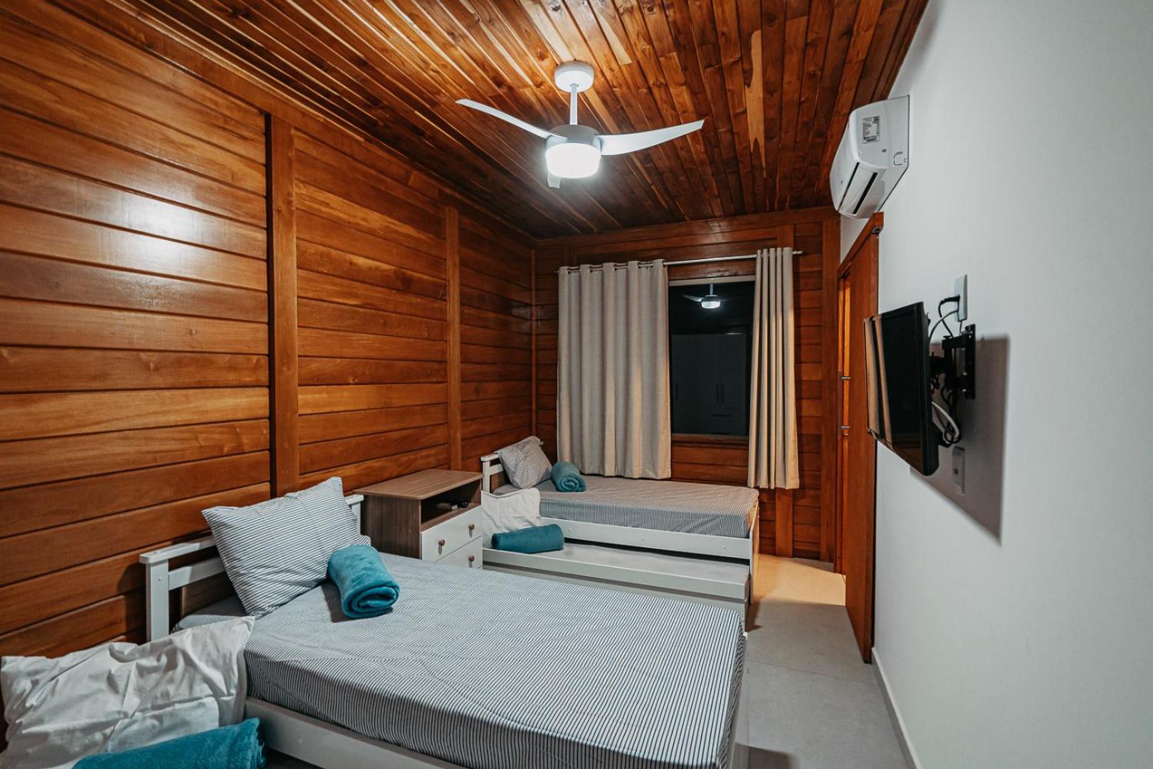 casadecastelhanos, Quadra do MAR de CASTELHANOS, 4 suítes com AR, Churrasqueira, Piscina, Hidromassagem, Cozinha INTEGRADA GOURMET Ideal para FAMÍLIA E AMI