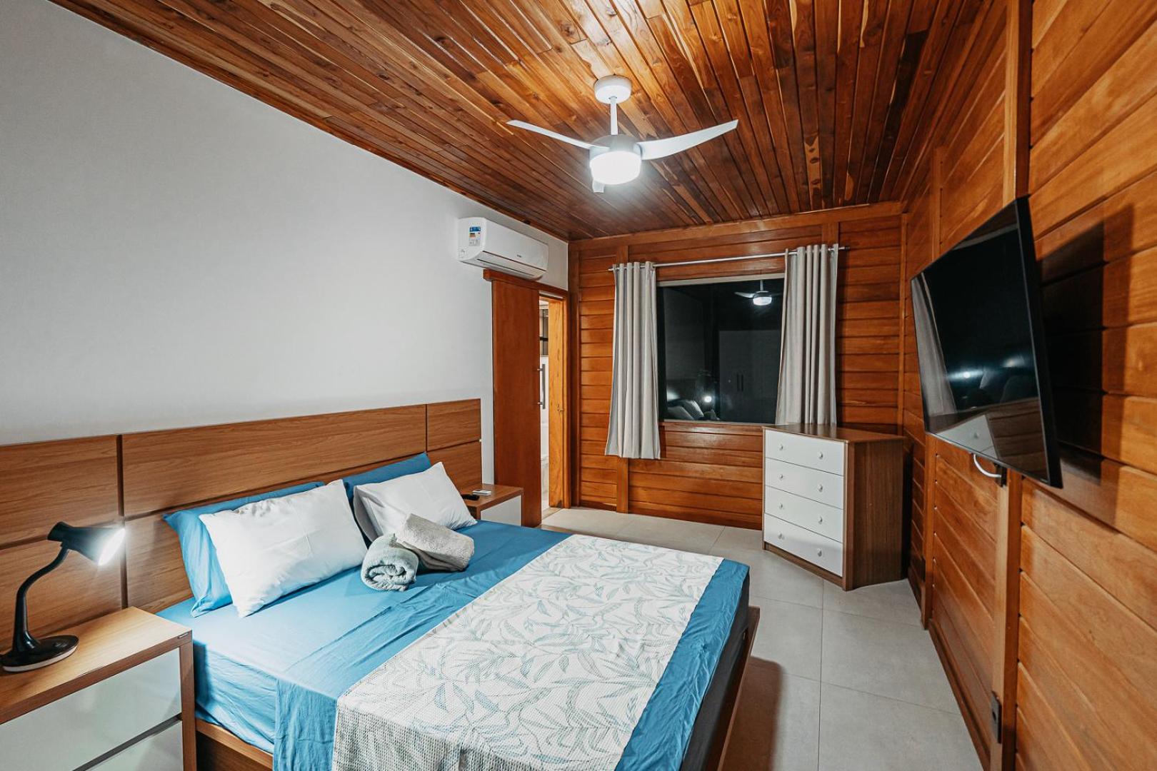 casadecastelhanos, Quadra do MAR de CASTELHANOS, 4 suítes com AR, Churrasqueira, Piscina, Hidromassagem, Cozinha INTEGRADA GOURMET Ideal para FAMÍLIA E AMI