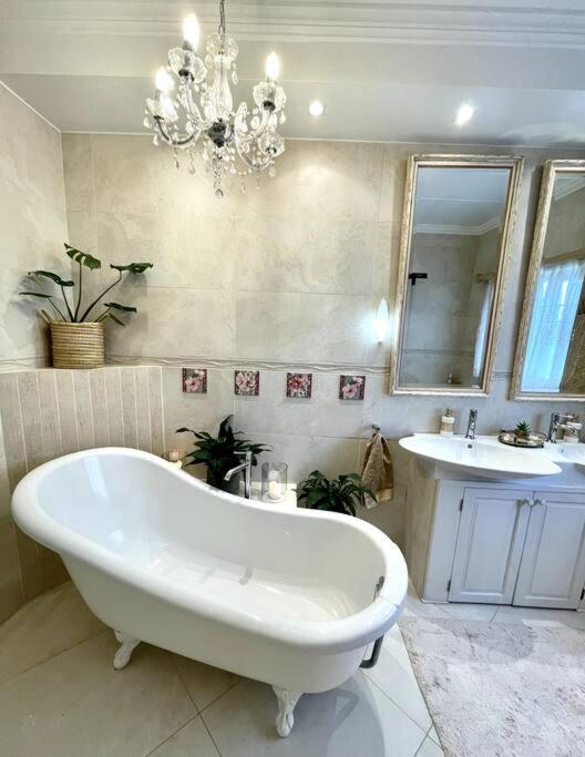 Luxurious, spacious holiday apartment in Noordhoek view 4